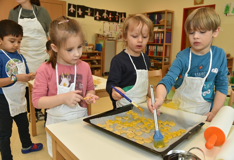 kinder beim Kekse backen im Kindergarten Beingasse 19-21, 1150 Wien