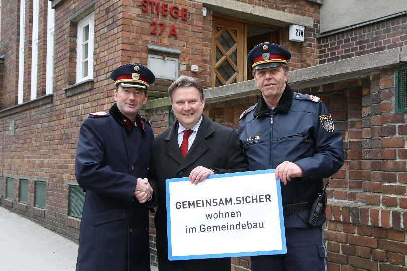 Fototermin mit Stadtrat Michael Ludwig, Polizeipräsident Gerhard Pürstl und den Grätzlpolizisten im Rabenhof.