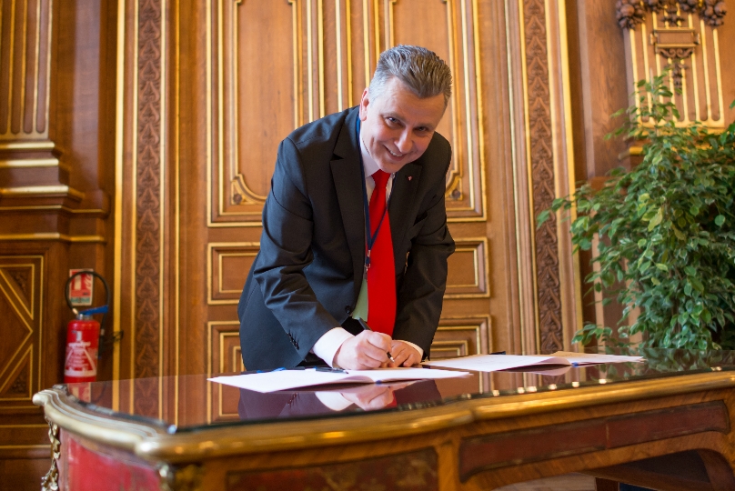 Gemeinderat Josef Taucher bei der Unterzeichnung der Gründungsurkunde im Pariser Rathaus