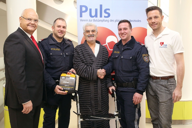 Dank eines Defis konnten die Wiener Polizei und die Wiener Berufsrettung einem Herzinfarkt-Opfer des Leben retten, Landtagspräsident Harry Kopietz bedankte sich bei den Rettern.