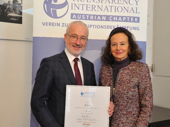 Wiens Magistratsdirektor Dr. Erich Hechtner mit Prof. Eva Geiblinger, Vorstandsvorsitzende von Transparency International - Austrian Chapter.