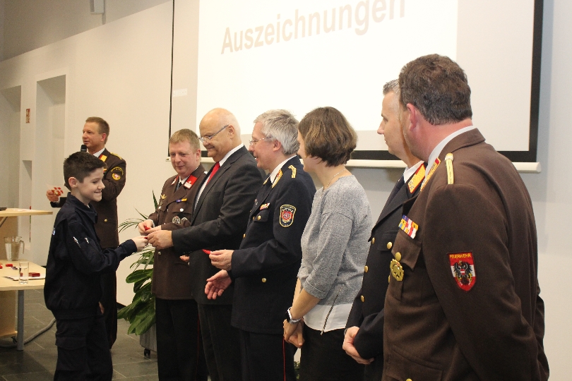 Bei dem Neujahrsempfang im Ausbildungszentrum der Berufsfeuerwehr Wien wurden die Leistungen der Feuerwehrjugend mit Auszeichnungen und Beförderungen gewürdigt.