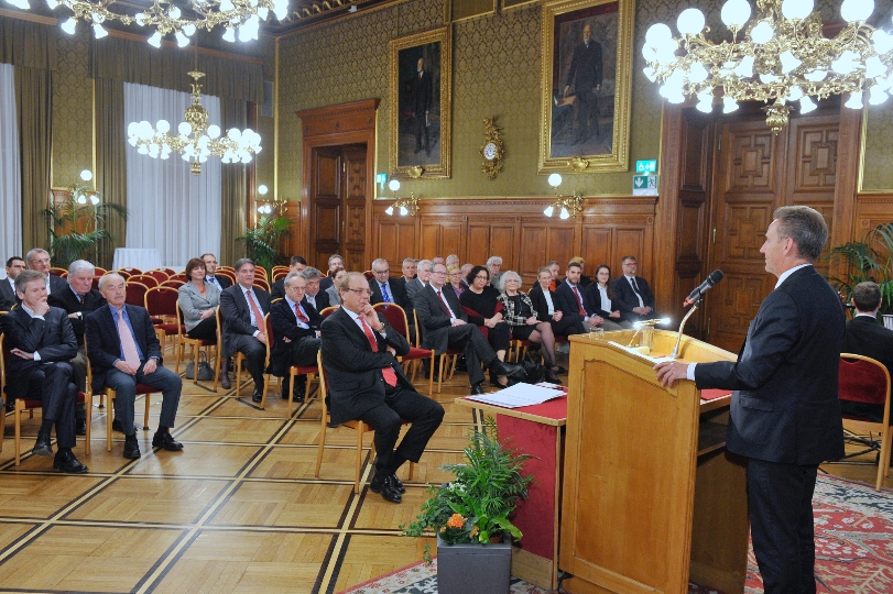 Prof. Roberto Paternostro wurde mit dem Goldenen Verdienstzeichen des Landes Wien geehrt. Das Verdienstzeichen wurde ihm am 1. Februar 2018 im Rathaus von Herrn Gemeinderat Ernst Woller übergeben.