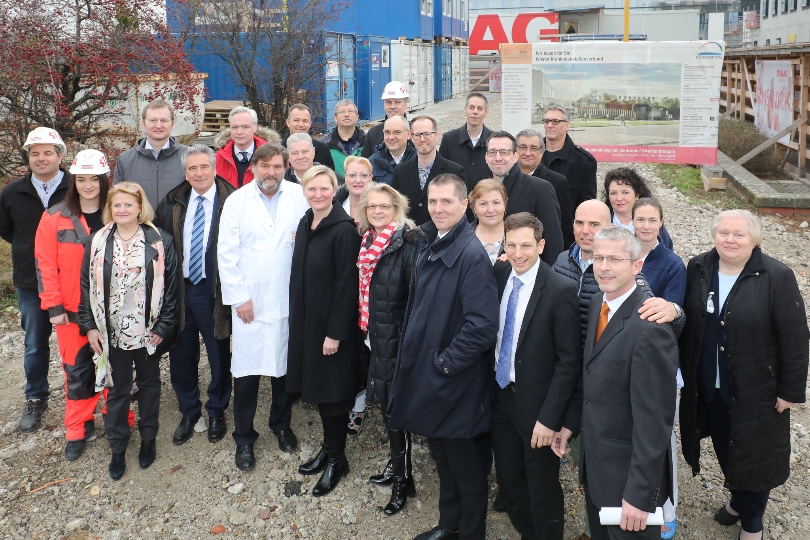 Strin. Frauenberger besucht die Baustelle für das neue Strahlentherapiezentrum SMZO.