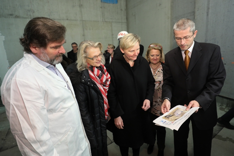 Strin. Frauenberger besucht die Baustelle für das neue Strahlentherapiezentrum SMZO.