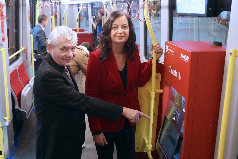 Stadträtin Ulli Sima und Wiener-Linien-Geschäftsführer Günter Steinbauer präsentieren den neuen Ticketautomat der Wiener Linien.
