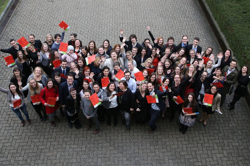 79 neue PädagogInnen freuen sich mit Bildungsstadtrat Jürgen Czernohorszky über ihren Abschluss.