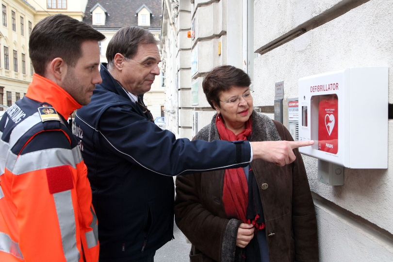 Inbetriebnahme eines neuen, öffentlich zugänglichen Defibrillator in der Hermanngasse 24, mit Stadträtin Renate Brauner und Wolfgang Kastel von den Helfern Wiens.