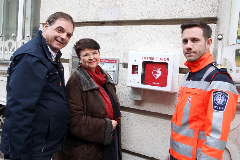 Inbetriebnahme eines neuen, öffentlich zugänglichen Defibrillator in der Hermanngasse 24, mit Stadträtin Renate Brauner und Wolfgang Kastel von den Helfern Wiens.