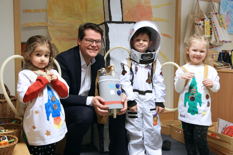 Stadtrat Jürgen Czernohorszky besuchte die Weltraum-Kids im Kindergarten Johnstraße.