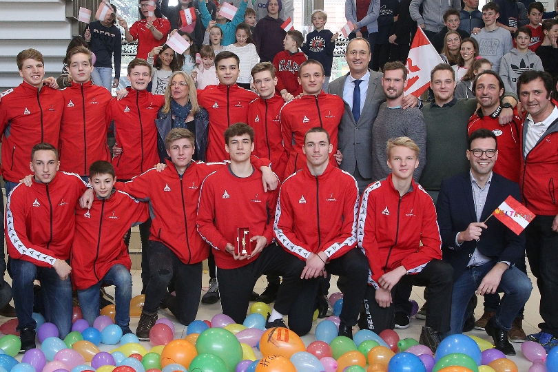Wiens Sportstadtrat Andreas Mailath-Pokorny gratuliert der Siegermannschaft in der Aula des neu gestalteten Schulleistungssportzentrums (SLSZ) WienWest