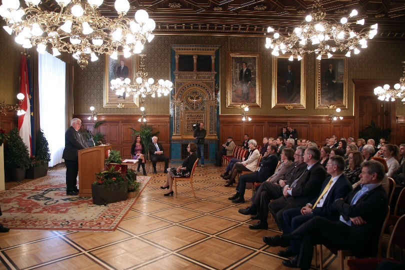 Überreichung des Goldenen Ehrenzeichens für Verdienste um das Land Wien an Prof.in Dr.in Dagmar Schratter durch Bürgermeister Michael Häupl und StRin Ulli Sima.