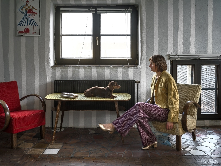 Elina Brotherus, Hundertwasserhaus mit Hund, aus Vienna Work 2018