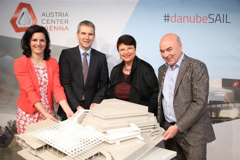 Vorstandssprecherin Susanne Baumann-Söllner, Finanzminister Hartwig Löger, Finanzstadträtin Renate Brauner und Architekt Much Untertrifaller präsentieren das Modell des Austria Center Vienna 2022 mit dem neuen „Donausegel“.