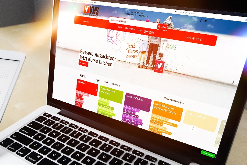 Mit der neuen Homepage www.vhs.at konnten die Wiener Volkshochschulen die Zugriffszahlen und damit auch ihre Online-Buchungen massiv steigern.