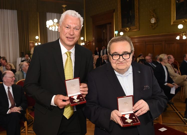 Fußball-Legende Toni Polster (li.) und Musikproduzent Markus Spiegel mit dem Goldenen Verdienstzeichen des Landes Wien bei der Verleihung im Wiener Rathaus.