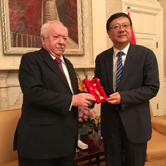 Bürgermeister Michael Häupl und sein Amtskollege aus Peking CHEN Jining.