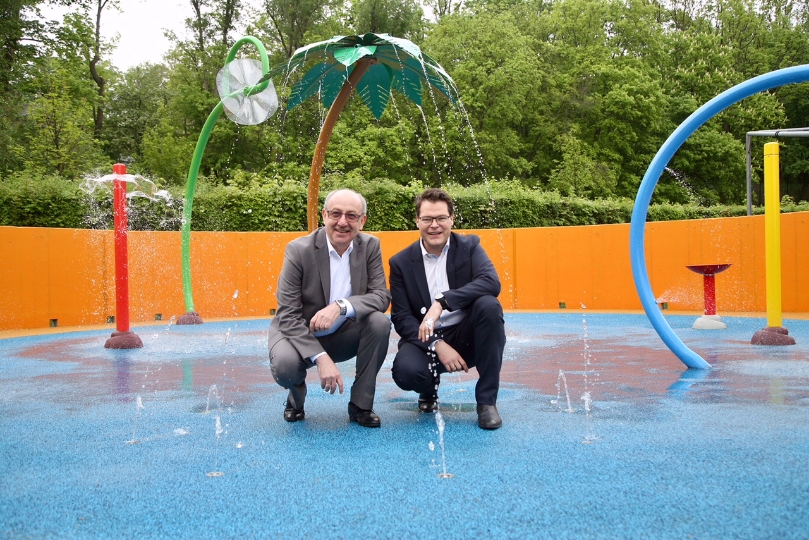 Bäderchef Hubert Teubenbacher und Stadtrat Jürgen Czernohorszky im neuen Wasserspielgarten im Schafbergbad.