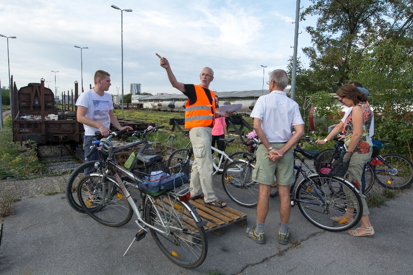 Ein Mitarbeiter der Stadt Wien erklärt den TeilnehmerInnen der Radtour die Neuerungen im Grätzel.
