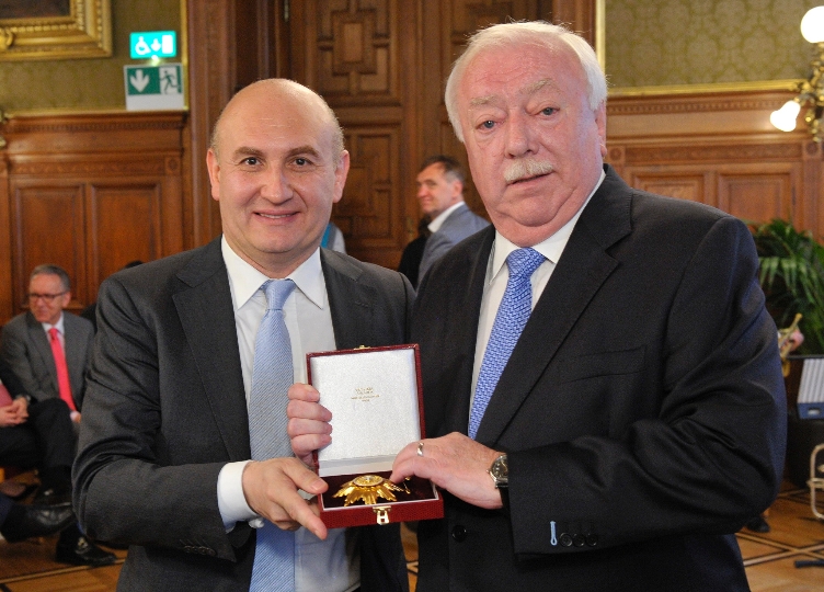 Bürgermeister Michael Häupl überreicht dem Utnernehmer Ali Rahimi das Goldene Ehrenzeichen für Verdienste um das Land Wien.