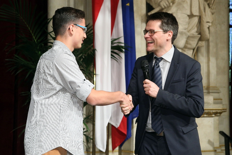 Die neuen StaatsbürgerInnen, die zum Empfang ins Rathaus gekommen sind, erhielten von Integrationsstadtrat Jürgen Czernohorszky eine Gratulationsurkunde.