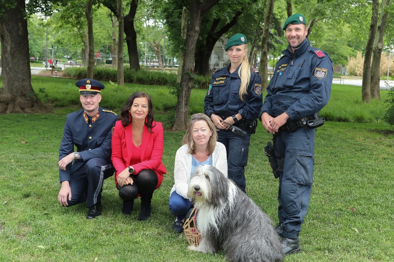 Roland Houdek von der Wiener Polizei, Tierschutzstadträtin Ulli Sima, eine Hundebesitzerin und zwei Wiener Polizisten bei der heutigen Hunde-Schwerpunktkontrolle