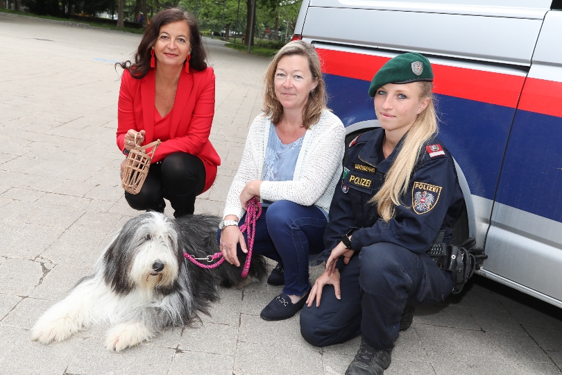 Tierschutzstadträtin Ulli Sima, eine Hundebesitzerin und eine Wiener Polizistin bei der heutigen Hunde-Schwerpunktkontrolle