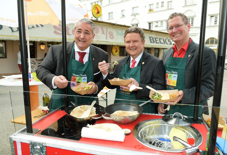 BV Nevrivy, StR Ludwig und BV Papai beim Kochen am Schlingermarkt.