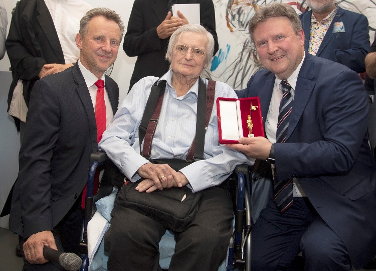 Bürgermeister Michael Ludwig und Landtagspräsident Ernst Woller haben am Dienstag den Künstler Herwig Zens zum 75. Geburtstag mit dem Goldenen Rathausmann ausgezeichnet.