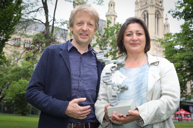 Strin. Veronica Kaup-Hasler und Regisseur Michael Sturminger präsentieren die österreichische Filmpreisskulptur.