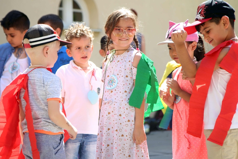 Spielende Kinder beim Mehrsprachenfest im Kindergarten Osergasse.