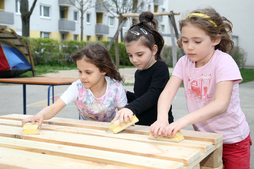 Die Kinder des Kindergartens Mengergasse in Floridsdorf bauen Möbel aus Paletten.