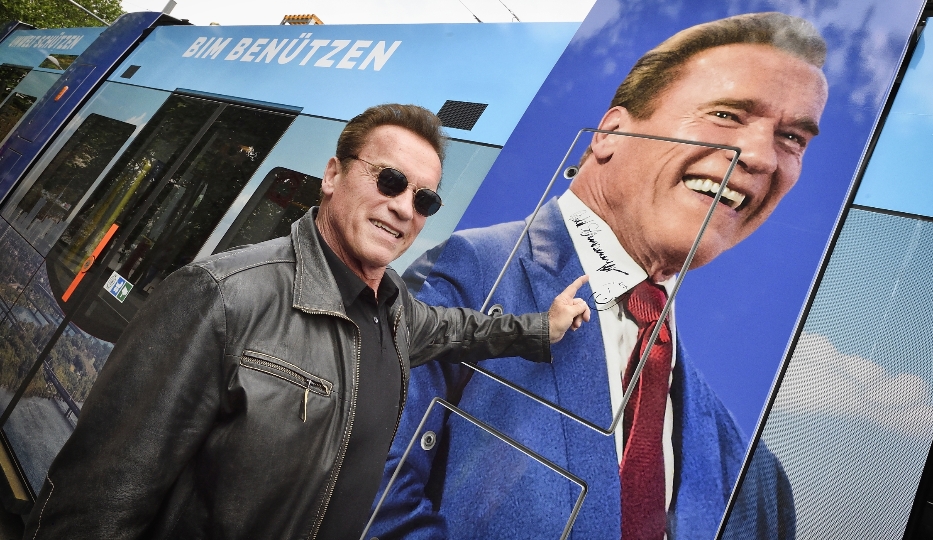 Anlässlich des Austrian Wolrd Summit im vergangenen Mai besuchte Arnold Schwarzenegger Wien und nutzte die Gelegenheit, um mit der Straßenbahn zu fahren. Anschließend hinterließ er seine Signatur auf dem Zug.