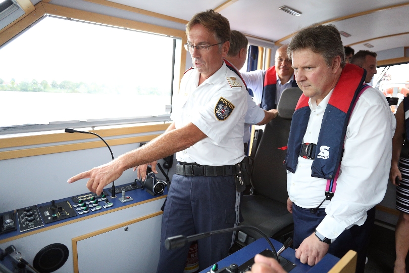 Bürgermeister Dr. Michael Ludwig besucht eine Einsatzübung, der Polizei, der Wiener Rettung, und der Berufsfeuerwehr auf der Donau.