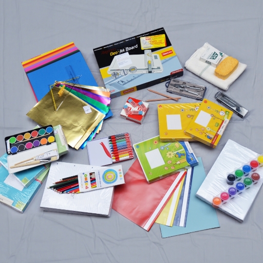 Die Schulen können Schulmaterialien wie z.B. Hefte, Bleistifte, Dreiecke, Zirkel, Materialien für den Handarbeitsunterricht oder für das technische Werken anschaffen