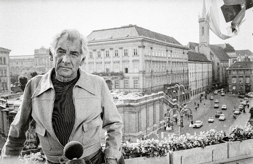 JMW Leonard Bernstein während eines ORF-Interviews am Dach des Hotel Sacher