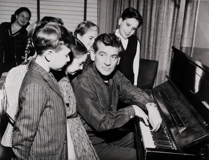 Leonard Bernstein am Piano bei den Young Peoples Concerts