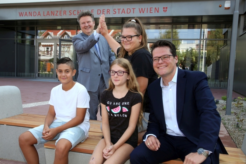 Bürgermeister Michael Ludwig und Bildungsstadtrat Jürgen Czernohorszky mit SchülerInnen vor der neuen Schule in Stammersdorf.