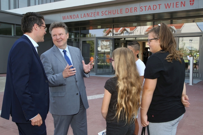 Bürgermeister Michael Ludwig und Bildungsstadtrat Jürgen Czernohorszky mit SchülerInnen vor der neuen Schule in Stammersdorf.