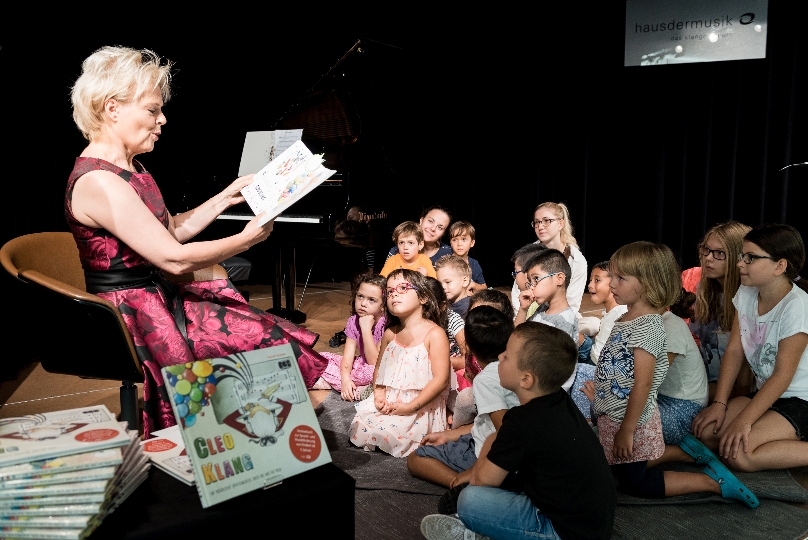 Ildikó Raimondi (Kammersängerin und ZUSAMMEN:ÖSTERREICH Integrationsbotschafterin) bei der Präsentation des Cleo Klang-Vorlesebuchs mit Kindern des städtischen Kindergartens Paltaufgasse.