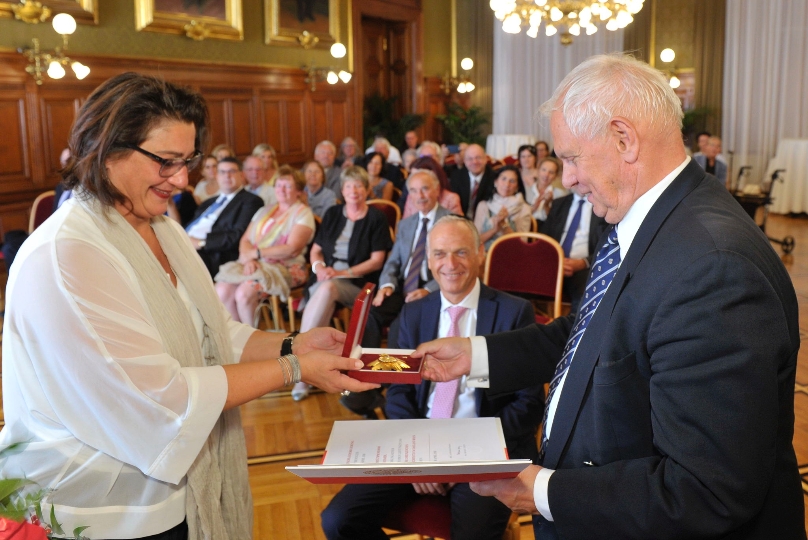 Kulturstadträtin Veronica Kaup-Hasler überreicht Universitätsprofessor Peter Schmidl das Goldene Ehrenzeichen für Verdienste um das Land Wien.