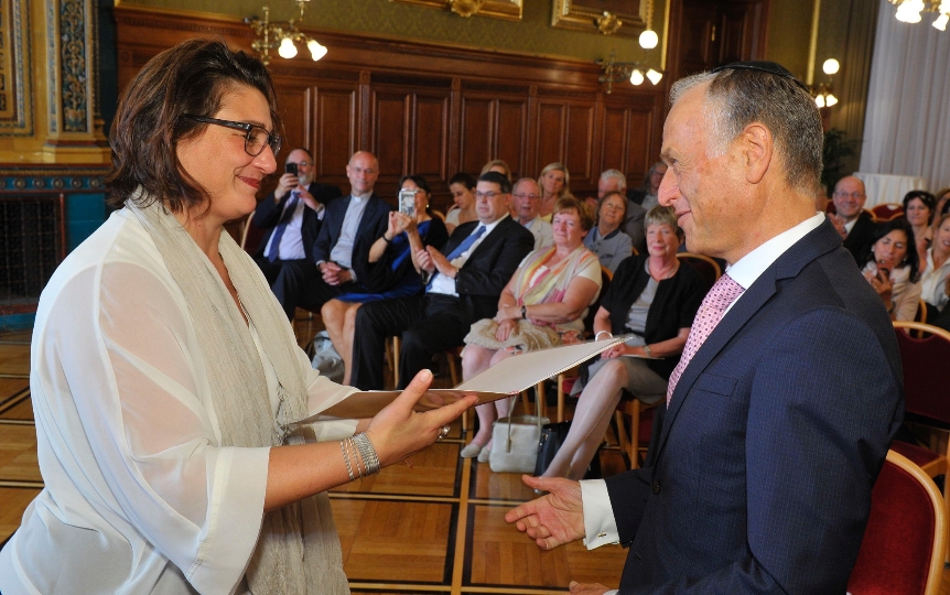 Kulturstadträtin Veronica Kaup-Hasler überreicht Oberkantor Shmuel Barzilai das Goldene Ehrenzeichen für Verdienste um das Land Wien.