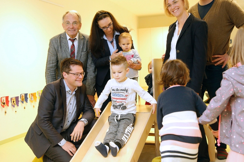 Bezirksvorsteher Leo Plasch und Bildungsstadtrat Jürgen Czernohoszky mit dem Team des Kindergartens in der Rainergasse
