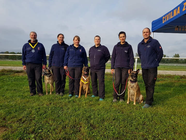 Das Team und die Feurwehr-Rettungshundestaffel