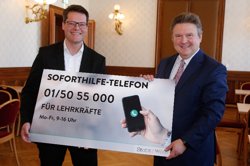 Bürgermeister Michael Ludwig und StR Jürgen Czernohorszky präsentieren das Soforthilfe Telefon für Lehrkräfte.