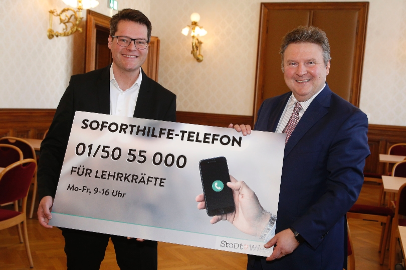 Bürgermeister Michael Ludwig und Stadtrat Jürgen Czernohorszky präsentieren das Soforthilfe Telefon für Lehrkräfte.