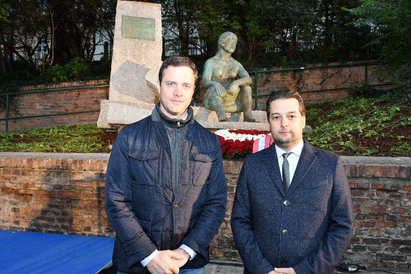 Landeshauptmann-Stellvertreter (re.) Dominik Nepp mit dem ehemaligen Vizebürgermeister Johann Gudenus vor dem Denkmal „Trümmerfrauen“.