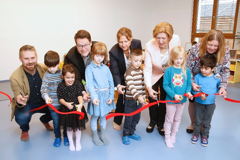 Stadtrat Jürgen Czernohorszky und Bezirksvorsteherin Ilse Pfeffer (2.v.,l.) freuen sich mit dem Team des Kindergartens über das neue Haus.