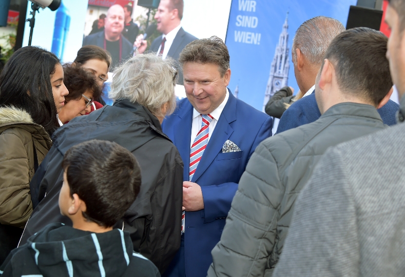 Der Hannovermarkt in der Brigittenau wurde gestern, Mittwoch, beim ersten Bürgermeistertag zum Open-Air-Sprechzimmer und Büro des Stadtchefs Michael Ludwig.