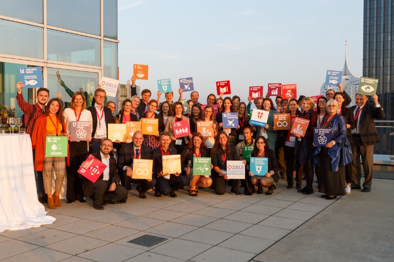 StädtevertreterInnen und Gäste der Vereinten Nationen in Wien halten die 17 Ziele für eine weltweite nachhaltige Entwicklung hoch!
